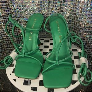 Gianni Bini 6 1/2 M No Original Shoe Box! I Can do Bubble Wrap and dash bag.
